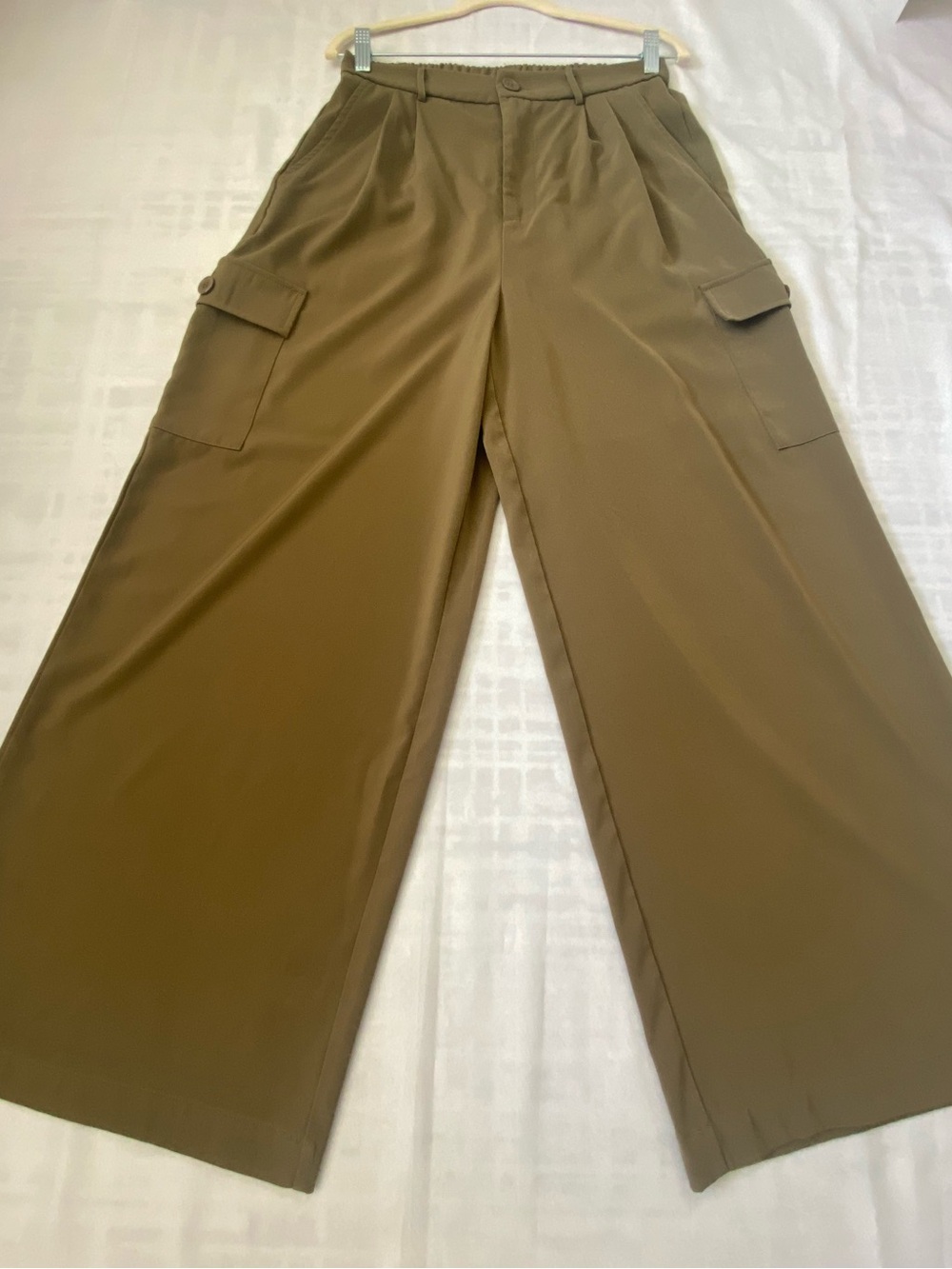 Olive Khaki Wide-Leg Cargo Pants – Pleated Utility Style- Women’s size 10